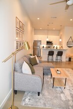 2201 E Arbrook Blvd in Arlington, TX - Foto de edificio - Building Photo