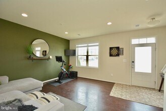 22305 Broadway Ave in Clarksburg, MD - Foto de edificio - Building Photo