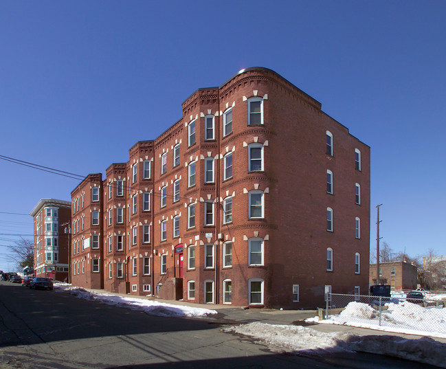 215 E Dwight St in Holyoke, MA - Foto de edificio - Building Photo