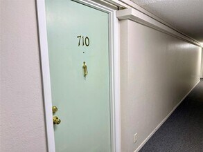 255 Dolphin Point in Clearwater, FL - Foto de edificio - Building Photo