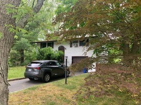 12 Badger Ln in East Setauket, NY - Building Photo