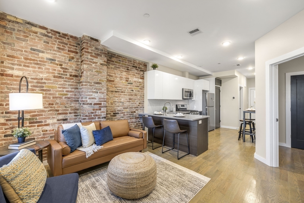 64 Frankfort St in Boston, MA - Building Photo