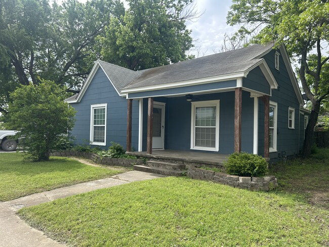 property at 712 E Broadway St