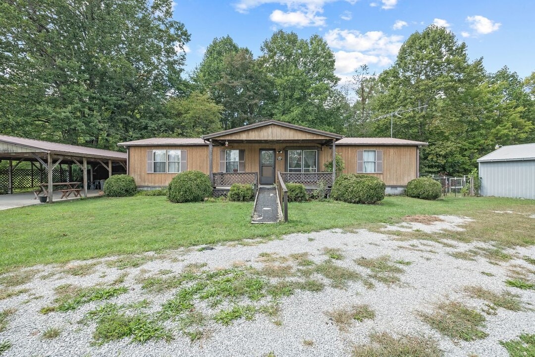 1345 Midway Rd in Crossville, TN - Building Photo