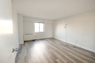 10 N Wood Ave, Unit 419 in Linden, NJ - Foto de edificio - Building Photo