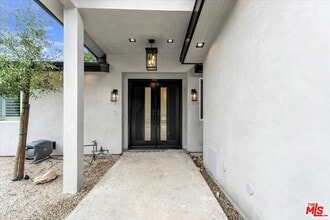 5715 Oso Ave in Woodland Hills, CA - Foto de edificio - Building Photo