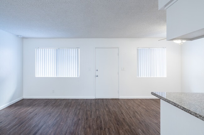 Hampton Pointe Apartments in Hawthorne, CA - Foto de edificio - Interior Photo