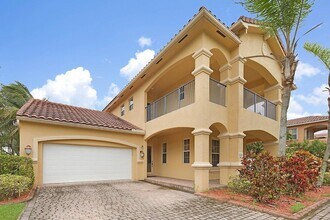 748 Cresta Cir, Unit Pent House #16F in West Palm Beach, FL - Building Photo - Building Photo