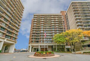 150-38 Union Tpke in Queens, NY - Building Photo