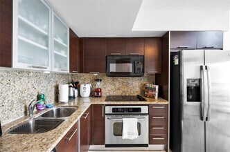 41 SE 5th St, Unit 1507 in Miami, FL - Foto de edificio - Building Photo