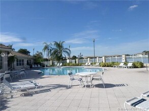 5005 Wiles Rd in Coconut Creek, FL - Foto de edificio - Building Photo