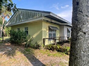257 SE Four Winds Dr in Stuart, FL - Building Photo - Building Photo