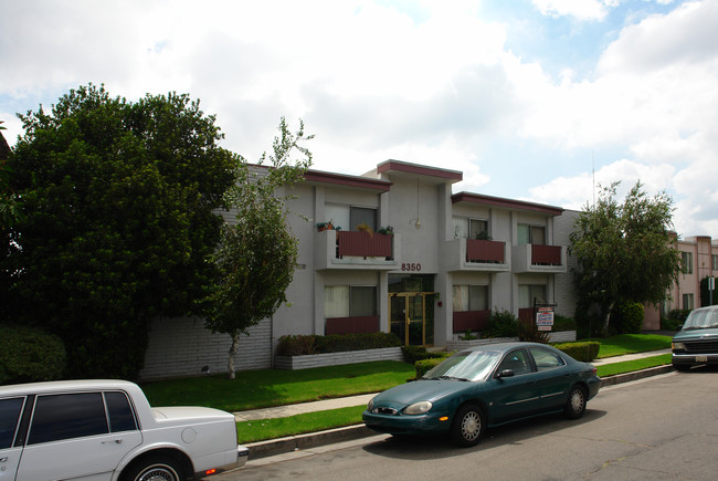 Villa Northgate Apartments in Canoga Park, CA - Foto de edificio - Building Photo