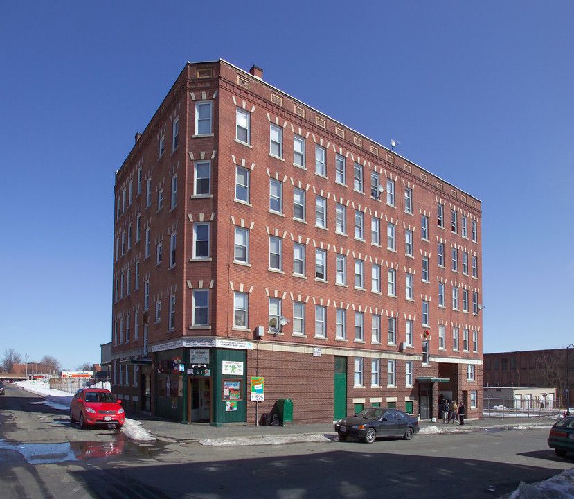 21-31 Essex St in Holyoke, MA - Building Photo