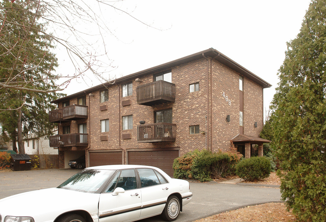 409 East St in Plainville, CT - Foto de edificio