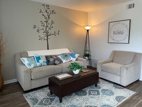 Eleven Oaks Apartments in Louisville, KY - Building Photo - Building Photo
