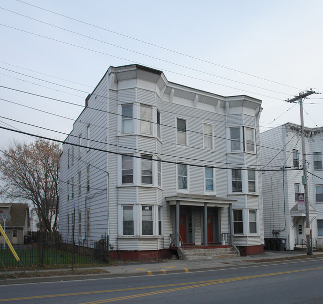 15-17 Saratoga St in Waterford, NY - Foto de edificio - Building Photo