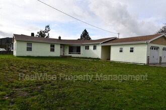 2347 Cannon Ave in Roseburg, OR - Building Photo - Building Photo