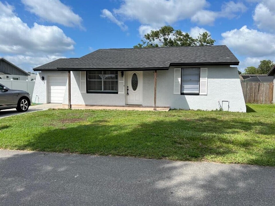 10107 Tallwood Ct in Tampa, FL - Building Photo