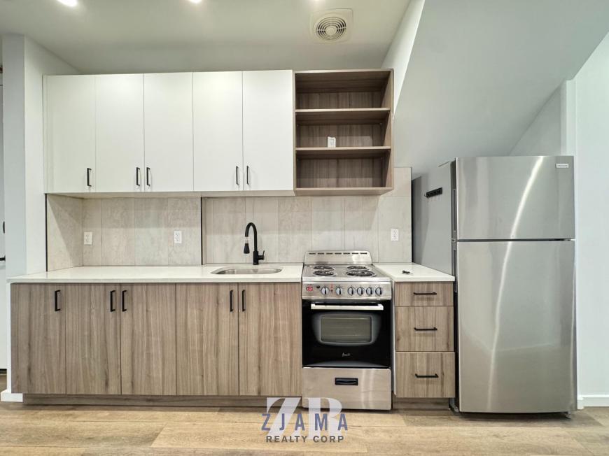 979 E 34th St in Brooklyn, NY - Building Photo