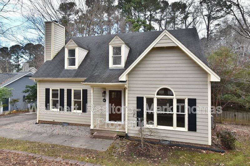 220 W Elm Ave in Holly Springs, NC - Building Photo