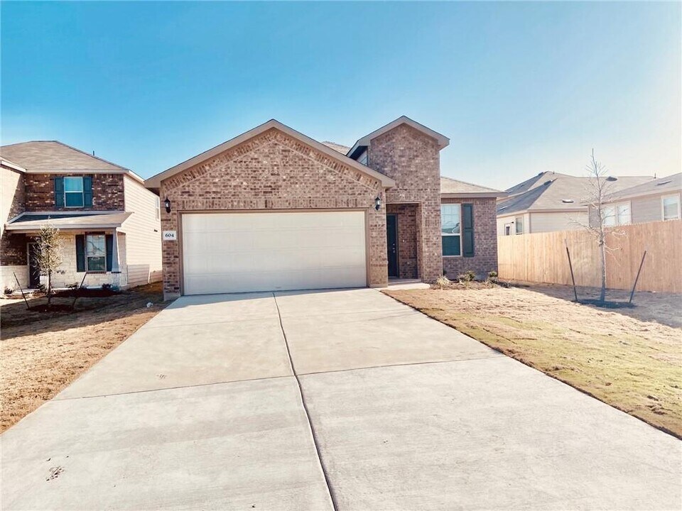 604 Sonterra Blvd in Jarrell, TX - Building Photo