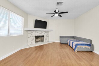 924 Falconhead Ln in Las Vegas, NV - Foto de edificio - Building Photo