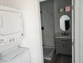 6939 Wilbur Ave in Los Angeles, CA - Foto de edificio - Building Photo