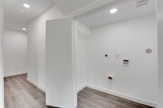 8128 Sterlingshire St in Houston, TX - Building Photo - Building Photo