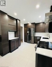 213 Northlake Dr in Waterloo, ON - Building Photo - Building Photo