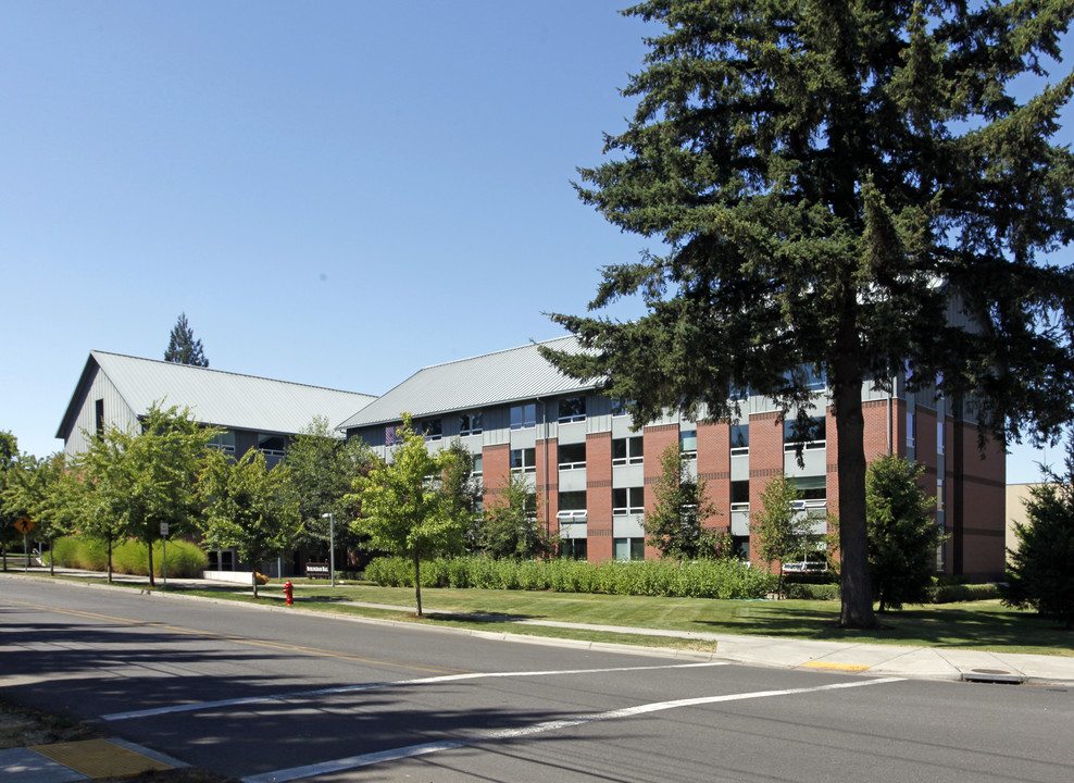 Burlingham Hall in Forest Grove, OR - Foto de edificio