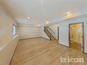 16043 Estate Ln, Unit 5H-104 in Lakeville, MN - Foto de edificio - Building Photo