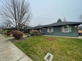 2920 Farmington Ave in Medford, OR - Building Photo
