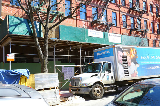 229 W 121st St in New York, NY - Foto de edificio - Building Photo