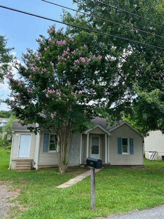 1915 Wells Dr in Powell, TN - Building Photo