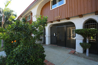 Arag Apartments in La Crescenta, CA - Foto de edificio - Building Photo