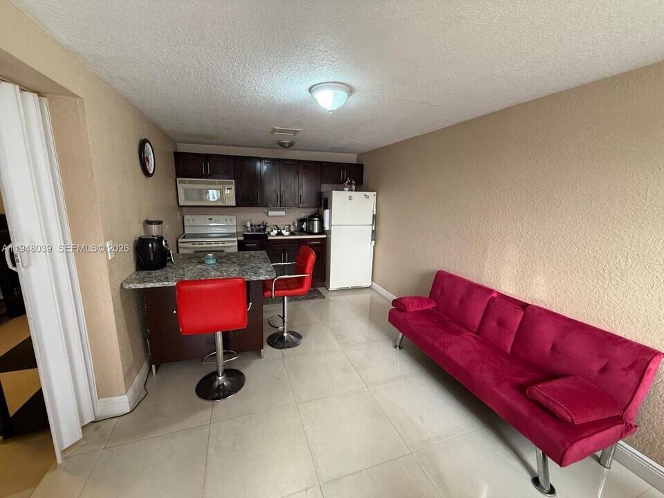 411 W 31st Pl-Unit -1 in Hialeah, FL - Building Photo