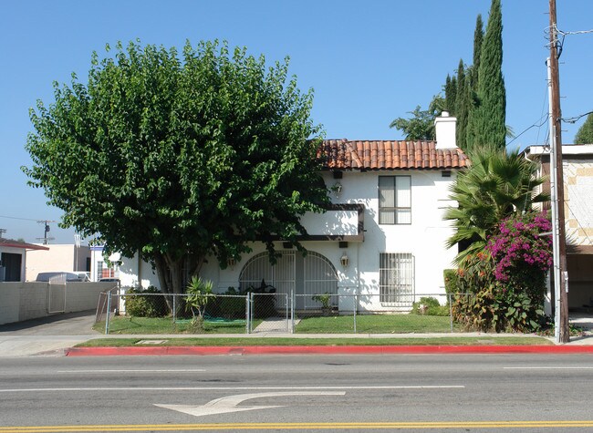 5615 Kester Ave in Van Nuys, CA - Building Photo - Building Photo