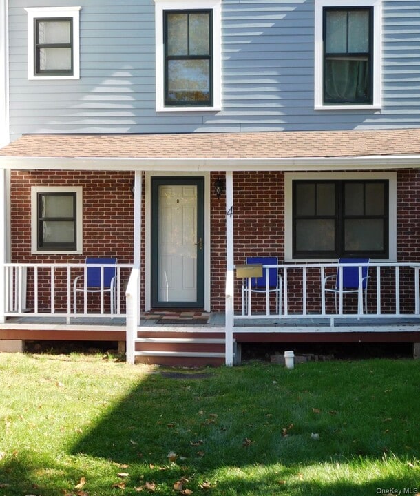 206 E Main St in Port Jefferson, NY - Building Photo