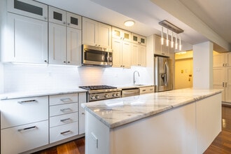 135 E 54th St, Unit 12C in New York, NY - Building Photo - Building Photo