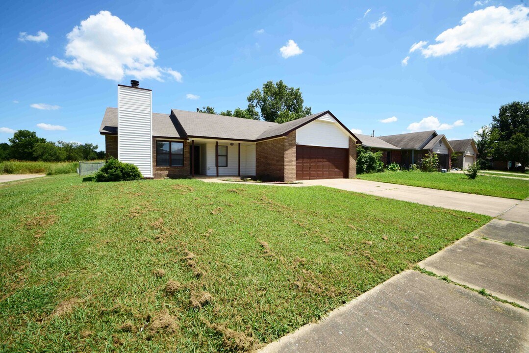 17603 Santa Fe St in Mounds, OK - Building Photo