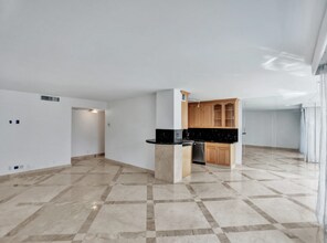 1880 S Ocean Dr in Hallandale Beach, FL - Building Photo - Building Photo