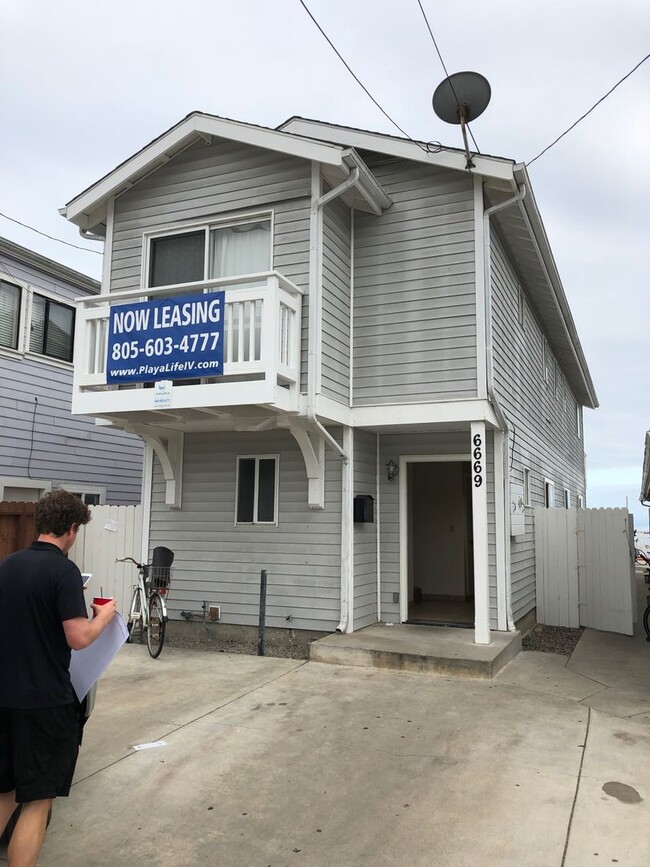 6669 Del Playa Dr in Goleta, CA - Building Photo - Building Photo