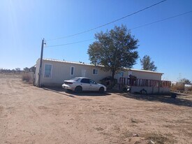 560 Meadowlake Rd in Los Lunas, NM - Building Photo