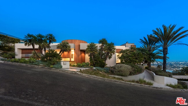 9305 Nightingale Dr in Los Angeles, CA - Building Photo - Building Photo