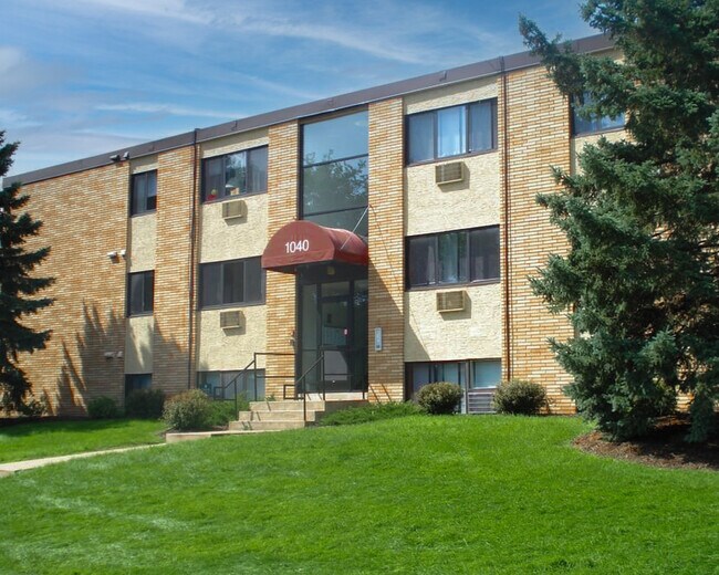 Clark Place Apartments & Townhomes in South St. Paul, MN - Foto de edificio - Building Photo