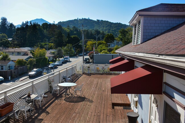 Blue Rock and Larkwood Apartments in Larkspur, CA - Foto de edificio - Building Photo