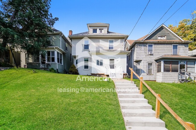 741 25th St in Moline, IL - Foto de edificio - Building Photo