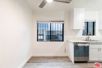 8933 Cadillac Ave-Unit -2 in Los Angeles, CA - Building Photo - Building Photo