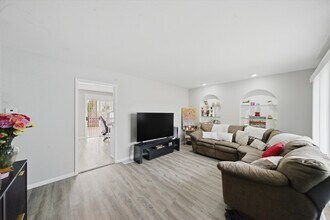 110 Villa Rd in Streamwood, IL - Building Photo - Building Photo